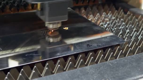 Proces průmyslového laserového řezání plechu — Stock video
