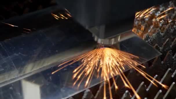 CNC laser snijden metaalplaat met heldere fonkeling — Stockvideo