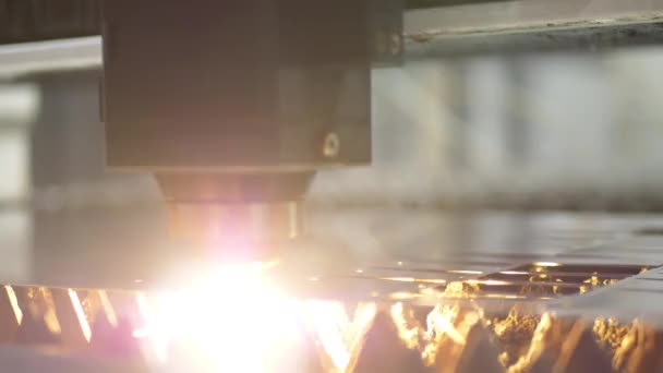 Лазерная резка металла с ЧПУ — стоковое видео