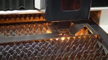CNC lazer makinesi metali kesiyor