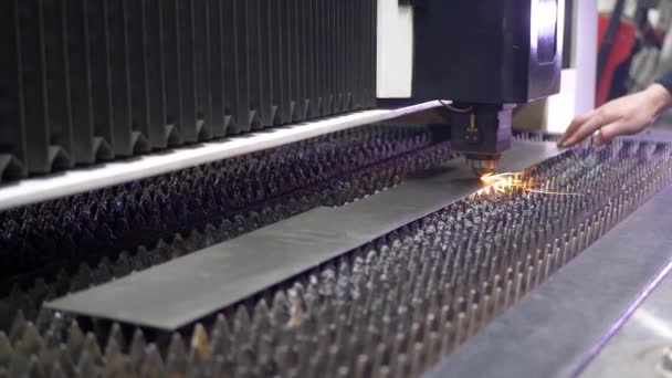 Las chispas vuelan del laser por el CNC de corte automático — Vídeo de stock