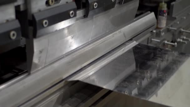 Operador doblez hoja de metal por máquina de prensa — Vídeo de stock