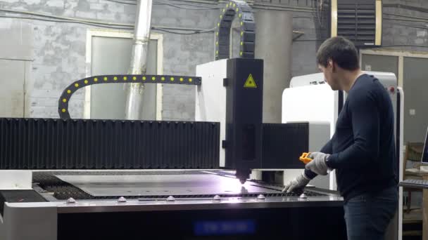 Arbeidsingeniør styrer skjæring av metallplater – stockvideo