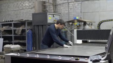 Mühendis işçi saç kesme metal plaka Cnc lazer makine için ayarlar