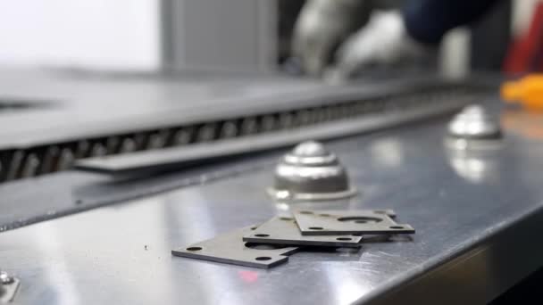 Folhas de metal cortadas por máquina laser CNC automática — Vídeo de Stock