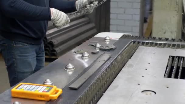 Современные промышленные технологии резки металлов — стоковое видео