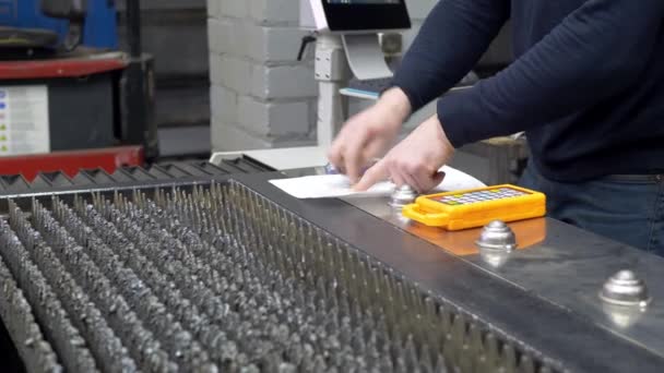 Ingeniero trabajador examina en el proyecto de papel de la fabricación de piezas de hierro — Vídeos de Stock