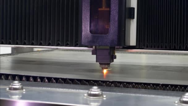 Лазерне різання металу з ЧПУ — стокове відео