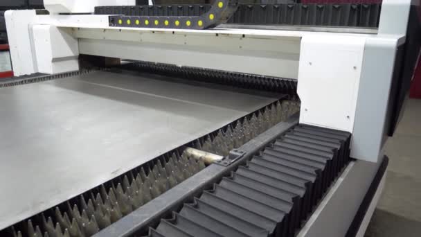 Metal sheet on CNC laser cutting machine — Stock Video