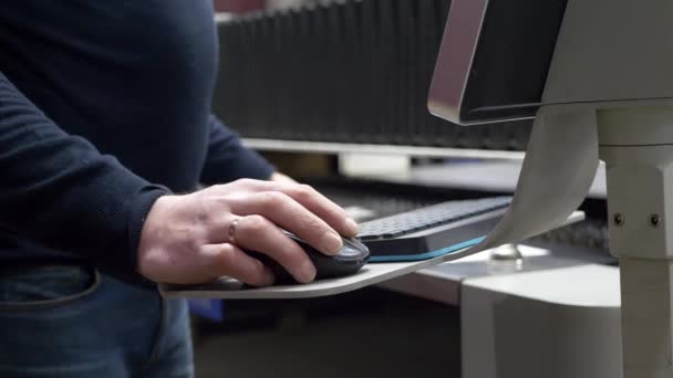 Ingenieur steuert den Computer, der Metall schneidet — Stockvideo