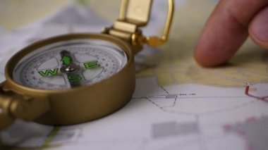 Arka plan harita üzerinde bir pusula ile yön arayan