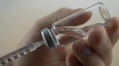 Sağlık doktor aşı bir şırınganın iğne ile çevirir