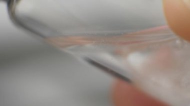 Aşı cam şişe içinde karıştırma