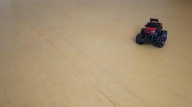 Oyuncak araba uzaktan kumanda ile binmek