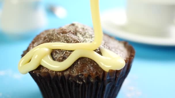 Fluye leche condensada en pastel de chocolate o postre — Vídeos de Stock