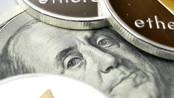 Монеты Ethereum ETH вращаются на купюрах в 100 долларов — стоковое видео