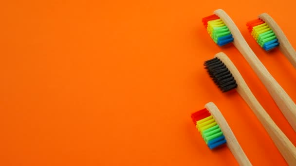 Cepillos de dientes sobre fondo naranja — Vídeo de stock
