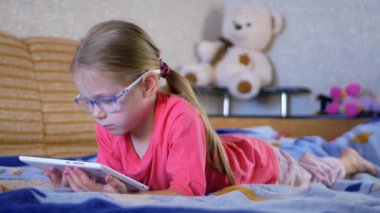 Küçük kız evde Tablet PC'yi kullanma