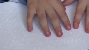 Braille okulda öğrenme çocuk
