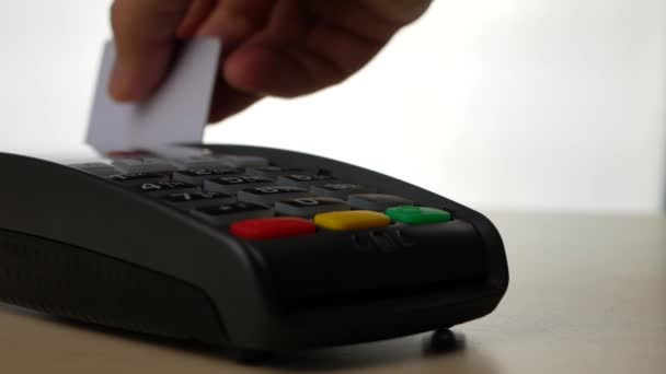 Hand met creditcard swipe via terminal te koop en betalen voor bestelling — Stockvideo