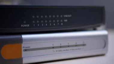 Bağlı veri kablolarının yanıp sönme ışıkları olan Ethernet yönlendiricisi