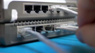 Rj45 Ethernet kablosuyla bağlantı noktasına takmayı adam parmak