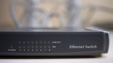 Ofiste internet yönlendirici kutusunda ışıklar yanıp söner