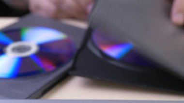 El kutusundan diski çeker ve DVD oynatıcıya takın