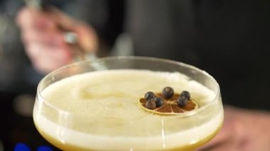 Kokteyl içinde gül yaprakları ile süslenmiş barmen adam
