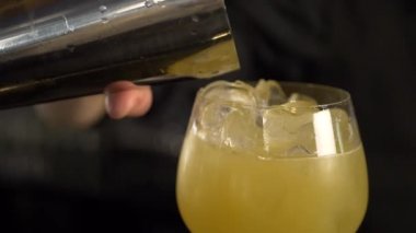 Barmen buz küpleri içinde taze alkollü içki ekleme