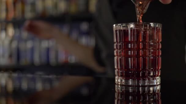 Μπάρμαν κάνοντας αλκοολούχο ποτό με μεγάλο παγάκι — Αρχείο Βίντεο