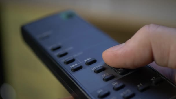 Hand persen knop op afstandsbediening televisie — Stockvideo