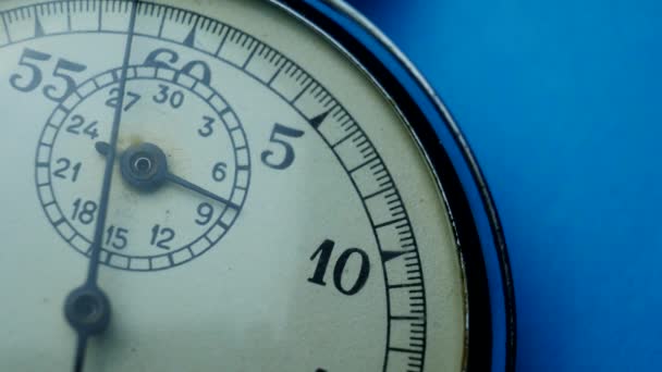 Cronômetro de metal analógico no fundo azul — Vídeo de Stock
