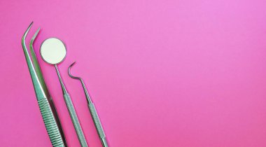 Araçları incelemek için işlemek, tedavi, geri yükleme ve diş ve ağız yapıları, pembe bir arka plan çevreleyen kaldırın. Diş tedavisi sağlamak için profesyoneller için diş aletleri kullanın