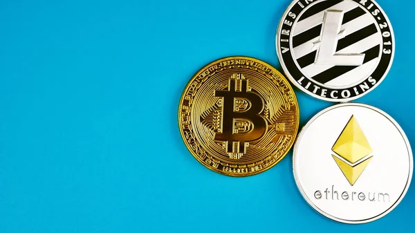 Sanal para Bitcoin, Ethereum ve Litecoin demir boşaltmak metin için mavi arka plan