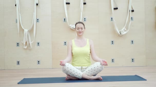 Schöne junge Frau beim Yoga — Stockvideo