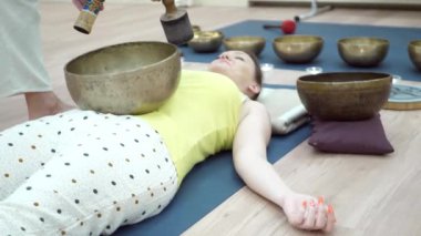 Sportif kadın Yoga dersi dersi içinde jimnastik salonu ile pratik