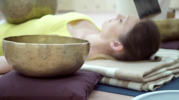 Mulher praticando meditação de ioga com tigela de canto — Vídeo de Stock