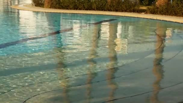 Piscina con escaleras con agua dulce — Vídeo de stock