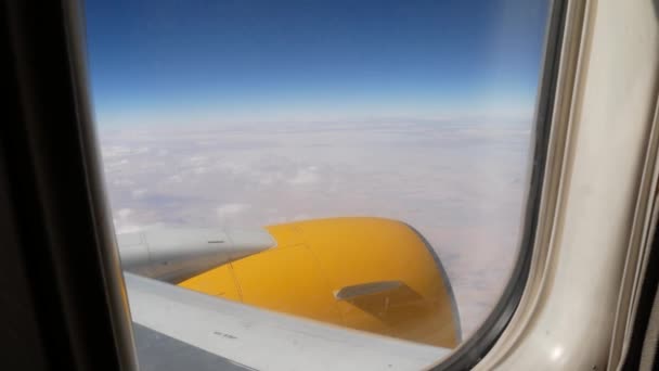 Крыло самолета в полете над облаками — стоковое видео