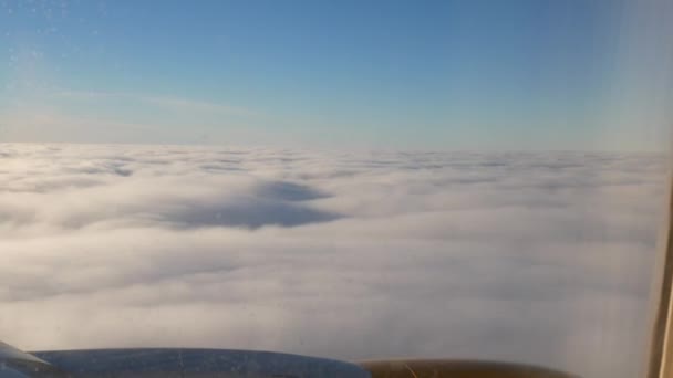 Bulutların üzerinde uçak uçar ve aşağı gidiş bulutlar girer — Stok video