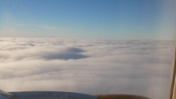 Avion vole au-dessus des nuages et descend entre les nuages — Video