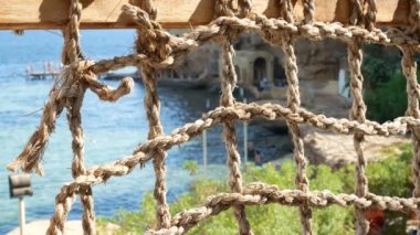 Bay mavi denizin dalgaları ile sahil şeridi üzerinde kumsalda