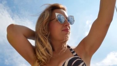 Hafif kahverengi saçlı güneş banyosu ile güzel güzel kız