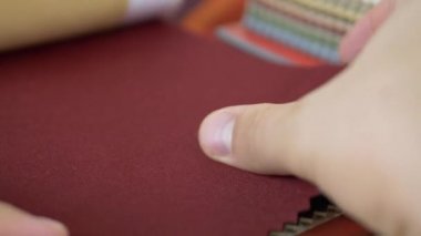 Moda terzi farklı renk kumaş örnekleri ile çalışma