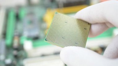 Beyaz eldiven ve önlük laboratuar işçisi bilgisayar cpu işlemci tutar