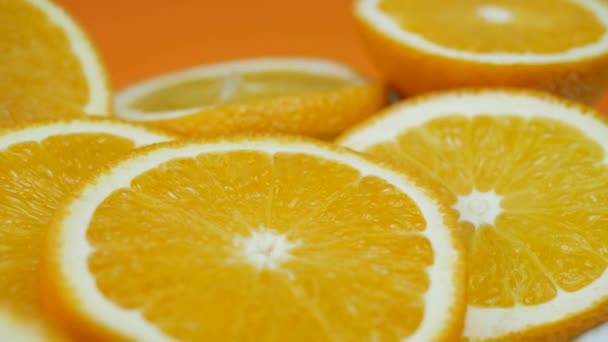 Vers oranje gesneden fruit draait — Stockvideo