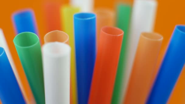 Les tubes à cocktail colorés tournent — Video