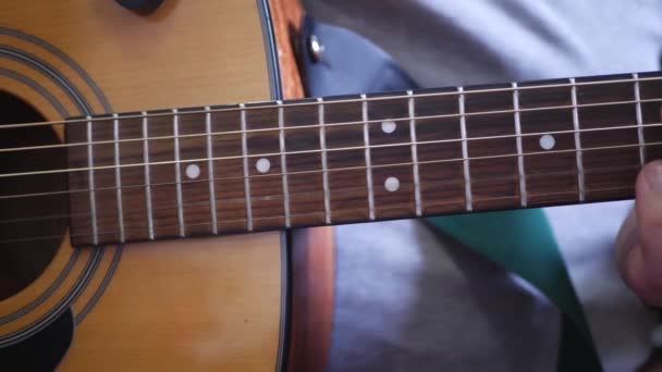 Mans mani che suonano chitarra acustica — Video Stock