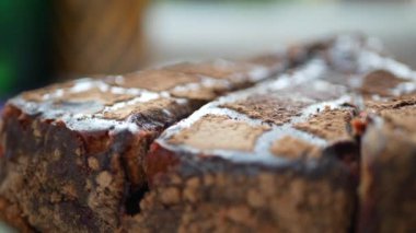 Tablo arka plan üzerinde lezzetli çikolatalı pasta dilimlenmiş